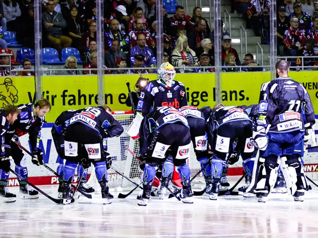 Eishockeymannschaft Fischtown Pinguins Bremerhaven auf dem Eis während eines Spiels