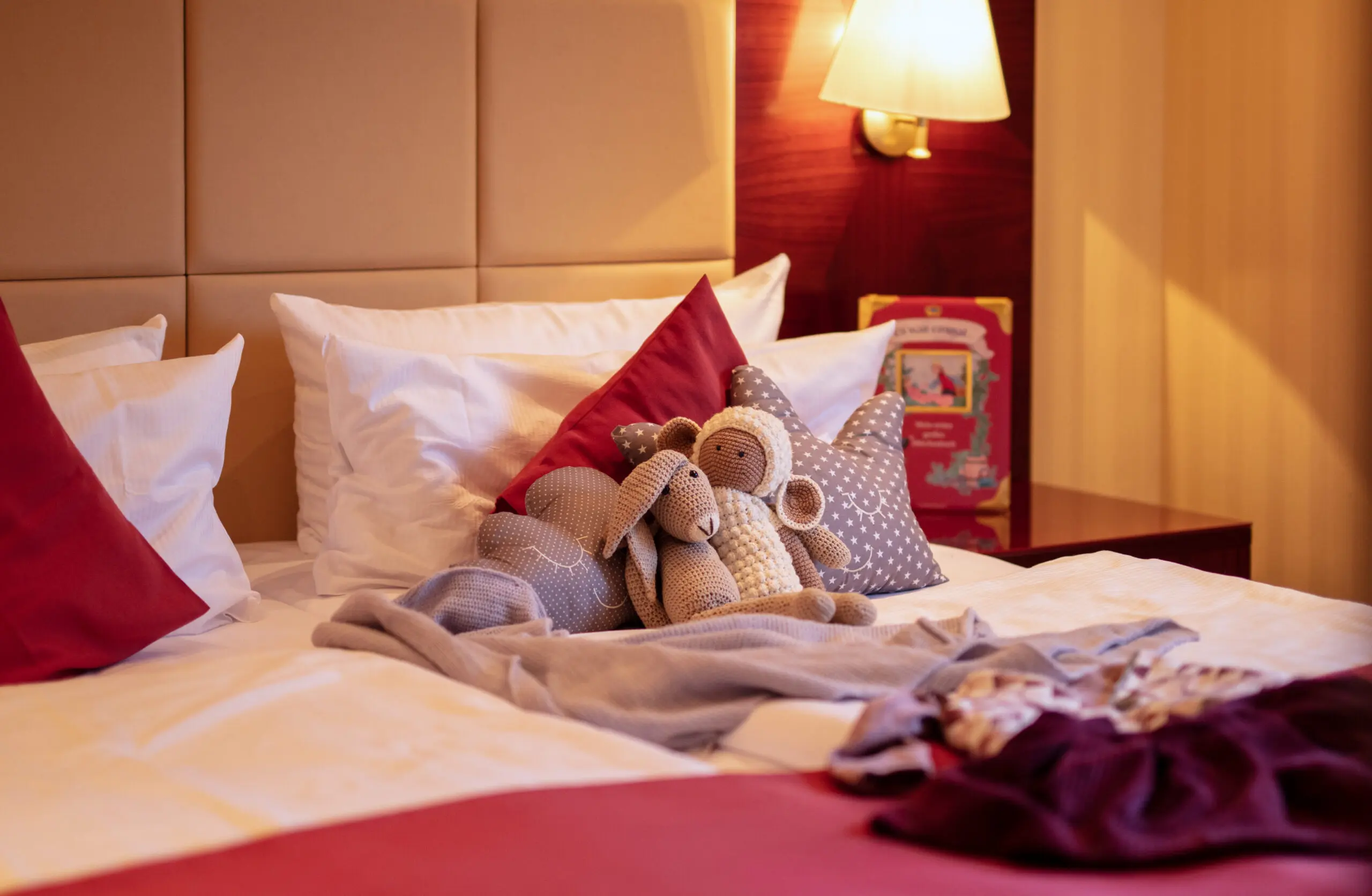 Bett im Hotel Amaris Bremerhaven mit Kuscheltieren