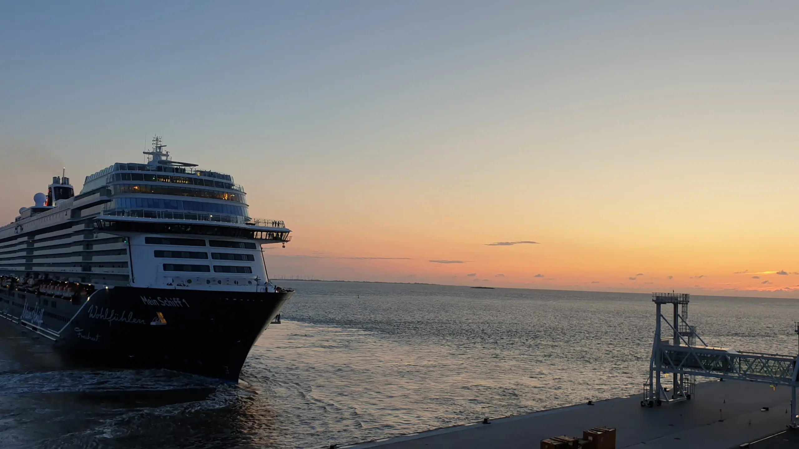 Kreuzfahrtschiff beim Ablegen in Bremerhaven